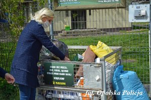 policjanci i pracownicy cywilni wspierają opolskie schronisko dla zwierząt