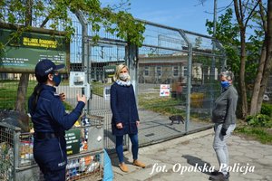 policjanci i pracownicy cywilni wspierają opolskie schronisko dla zwierząt