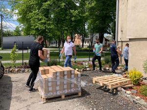 Policjanci pomagali przy rozładunku żywności dla potrzebujących