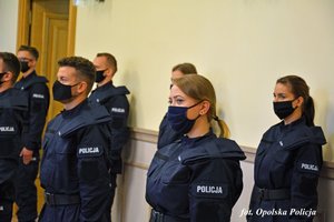 nowo przyjęte policjantki i policjanci składają ślubowanie