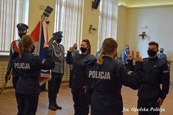 nowo przyjęte policjantki i policjanci składają ślubowanie