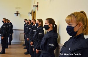 nowo przyjęte policjantki i policjanci składają ślubowanie