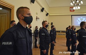 nowo przyjęte policjantki i policjanci składają ślubowanie