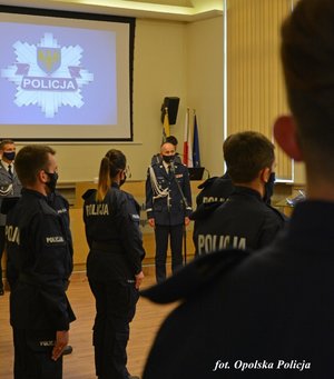 nowo przyjęte policjantki i policjanci składają ślubowanie