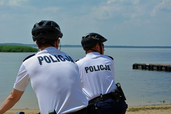 policyjni rowerzyści na plaży