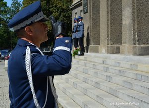 koemendant wojewódzki policji w opolu salutuje