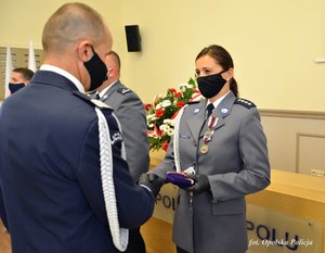 komendant wręcza medale odznaczonym policjantom
