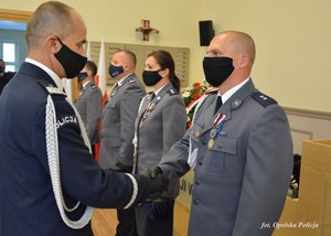 komendant wręcza medale odznaczonym policjantom