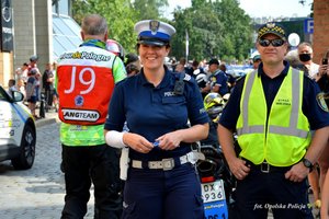 obok siebie stoi policjantka i strażnik miejski