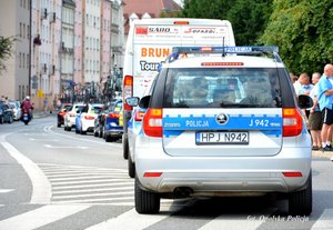 radiowóz zamyka peleton samochodów technicznych