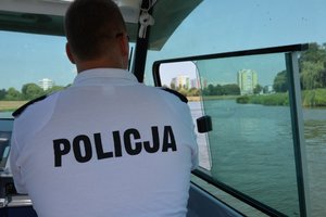 policjant w łodzi motorowej