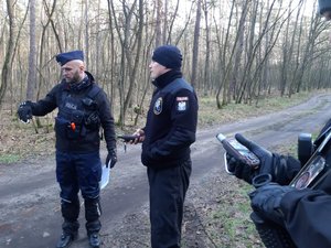 policjanci w trakcie poszukiwań