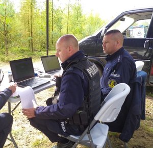 policjanci w trakcie poszukiwań