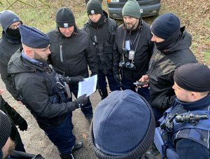 policjanci w trakcie poszukiwań