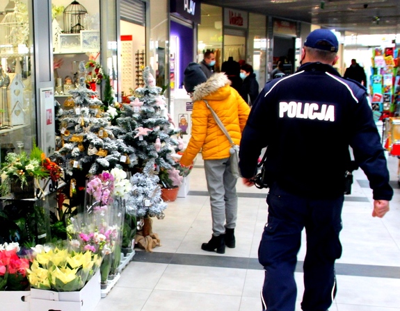 policjant idzie przez korytarz
