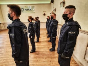 policjanci stoją na sali w dwuszeregu