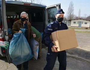 policjanci i pracownicy cywilni wspierają schronisko