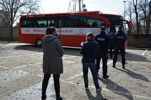 policjanci, policjantki i pracownicy cywilni oddają krew