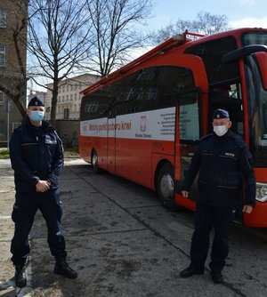 policjanci, policjantki i pracownicy cywilni oddają krew