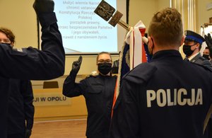 3 policjantów podczas ślubowania