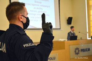 1 policjant ślubuje