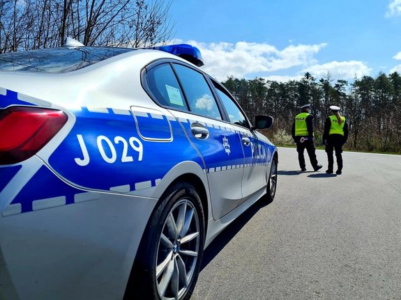 policjanci ruchu drogowego kontrolują ruch