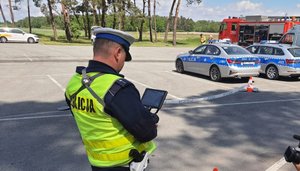 policjant operuje dronem