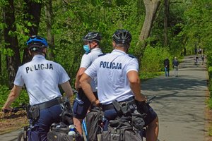 policjanci z drużyny rowerowej patrolują park na wyspie Bolko w Opolu