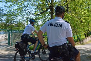 policjanci z drużyny rowerowej patrolują park na wyspie Bolko w Opolu