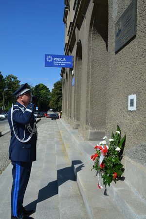 Pan komendant oddaje honor przy tablicy pamiątkowej