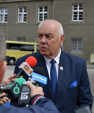 uczestnicy przekazania nowych radiowozów