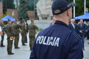 policjant zabezpieczający imprezę