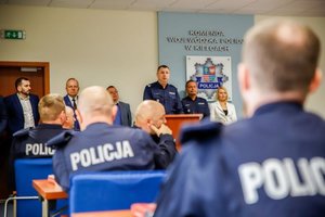 w tle Zastępca Komendanta Wojewódzkiego Policji w Kielcach podinsp. Andrzej Patrzałek