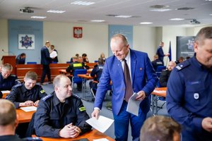 komisja podczas rozdawania egzaminów