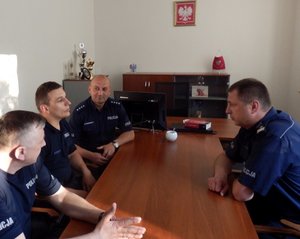 Zastępca Komendanta Wojewódzkiego Policji w Kielcach podinsp. Andrzej Patrzałek podczas rozmowy z policjantami z KPP w Busku Zdroju