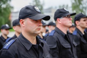 policjanci uczestniczący w uroczystości