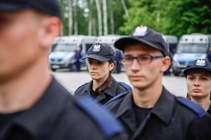 policjanci uczestniczący w uroczystości