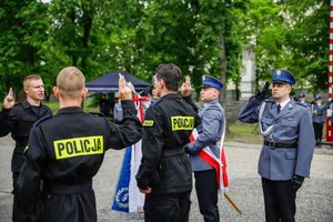 ślubowanie nowo przyjętych policjantów