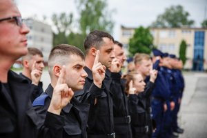 ślubowanie nowo przyjętych policjantów