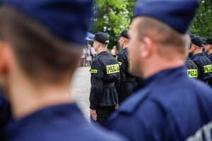 policjanci uczestniczący w uroczystości