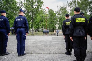 policjanci uczestniczący w uroczystości