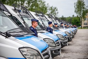 policjanci uczestniczący w uroczystości