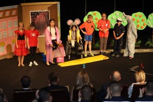 uczestnicy inauguracji kampanii edukacyjnej „Twój przykład – Moje życie”