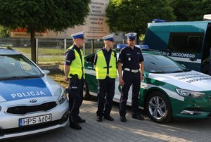 Policjanci przy radiowozach