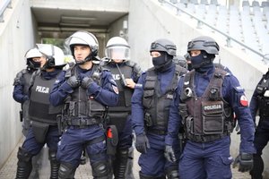 policjanci i symulacje stadionowe