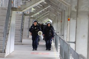 policjanci i symulacje stadionowe