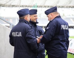 między innymi centrum dowodzenia, ratownik medyczny