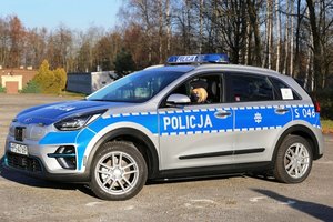 Nowe elektryczne radiowozy marki Kia Niro w policyjnych barwach.