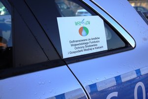 Nowe elektryczne radiowozy marki Kia Niro w policyjnych barwach.