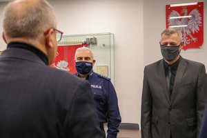 nagrodzony policjant i przedstawiciel izby ubezpieczeniowej